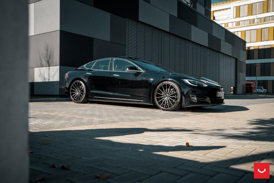  Tesla Model S on Vossen Wheels (VFS-2) 2018 года  (фото 8 из 43)
